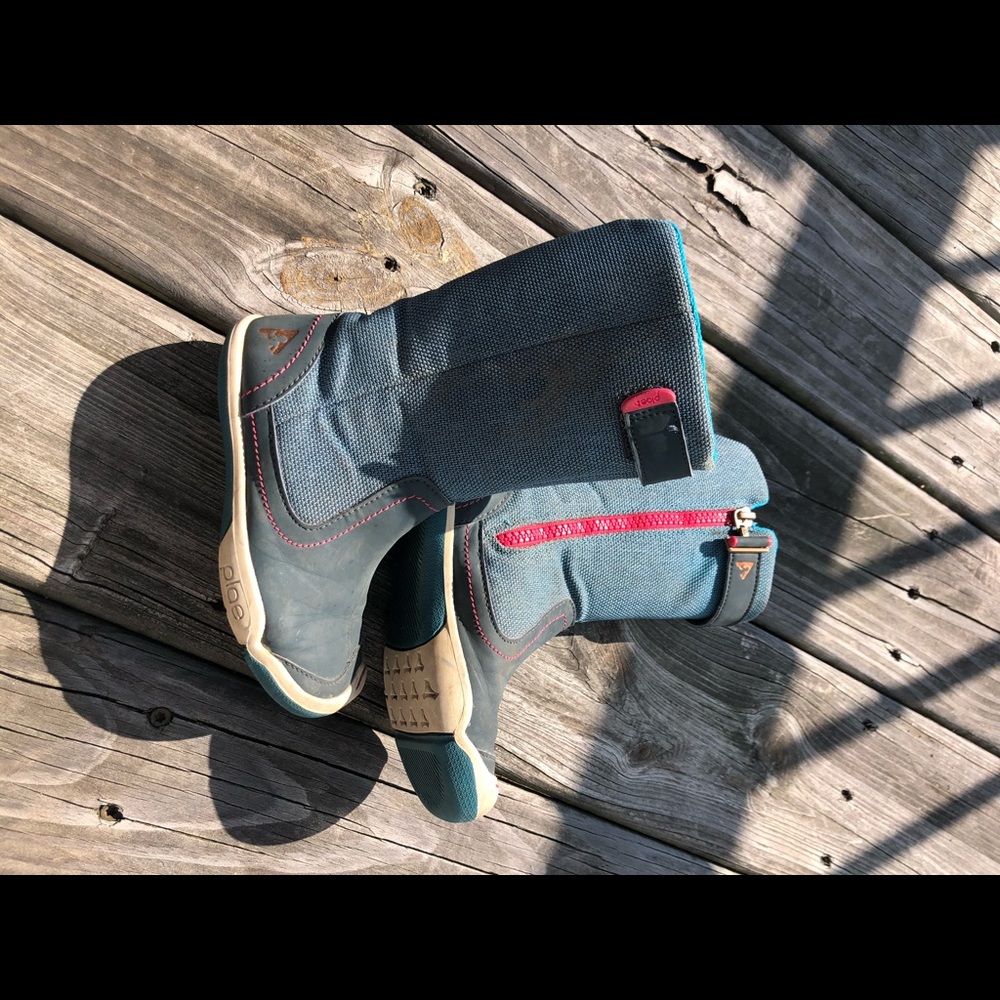 Plae boots.